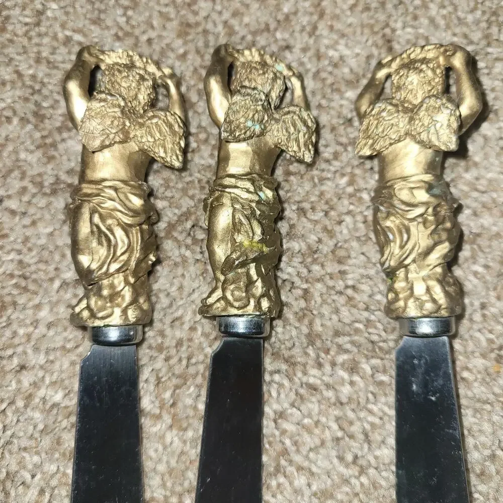 VINTAGE BOSTON WAREHOUSE SPREADER KNIVES GOLDEN CHERUBS BUTTER CHEESE SPREAD‎